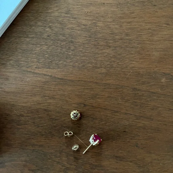 14kyg Ruby stud earrings, 5mm - Picture 2 of 11
